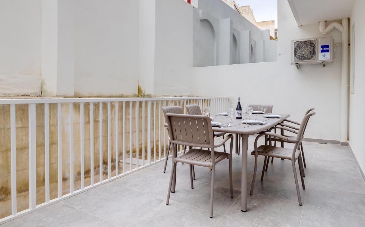 Cosy Apartment Steps To St George'S Bay سانت جوليان المظهر الخارجي الصورة
