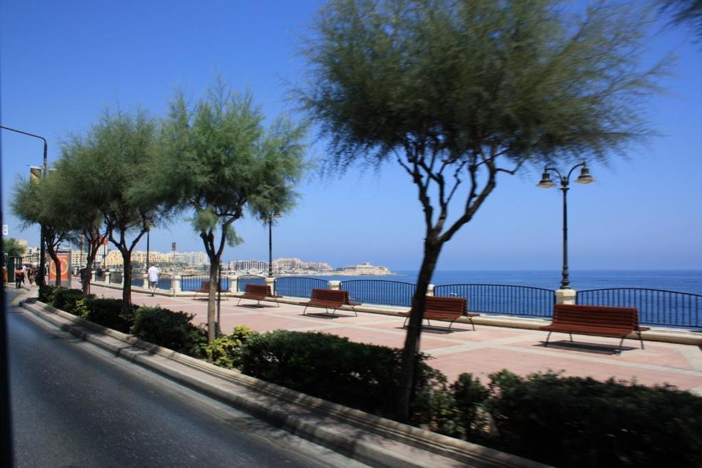 Cosy Apartment Steps To St George'S Bay سانت جوليان المظهر الخارجي الصورة
