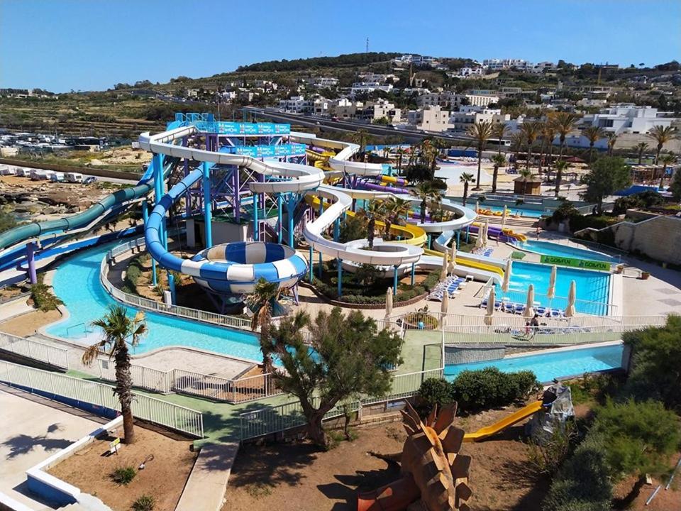 Cosy Apartment Steps To St George'S Bay سانت جوليان المظهر الخارجي الصورة