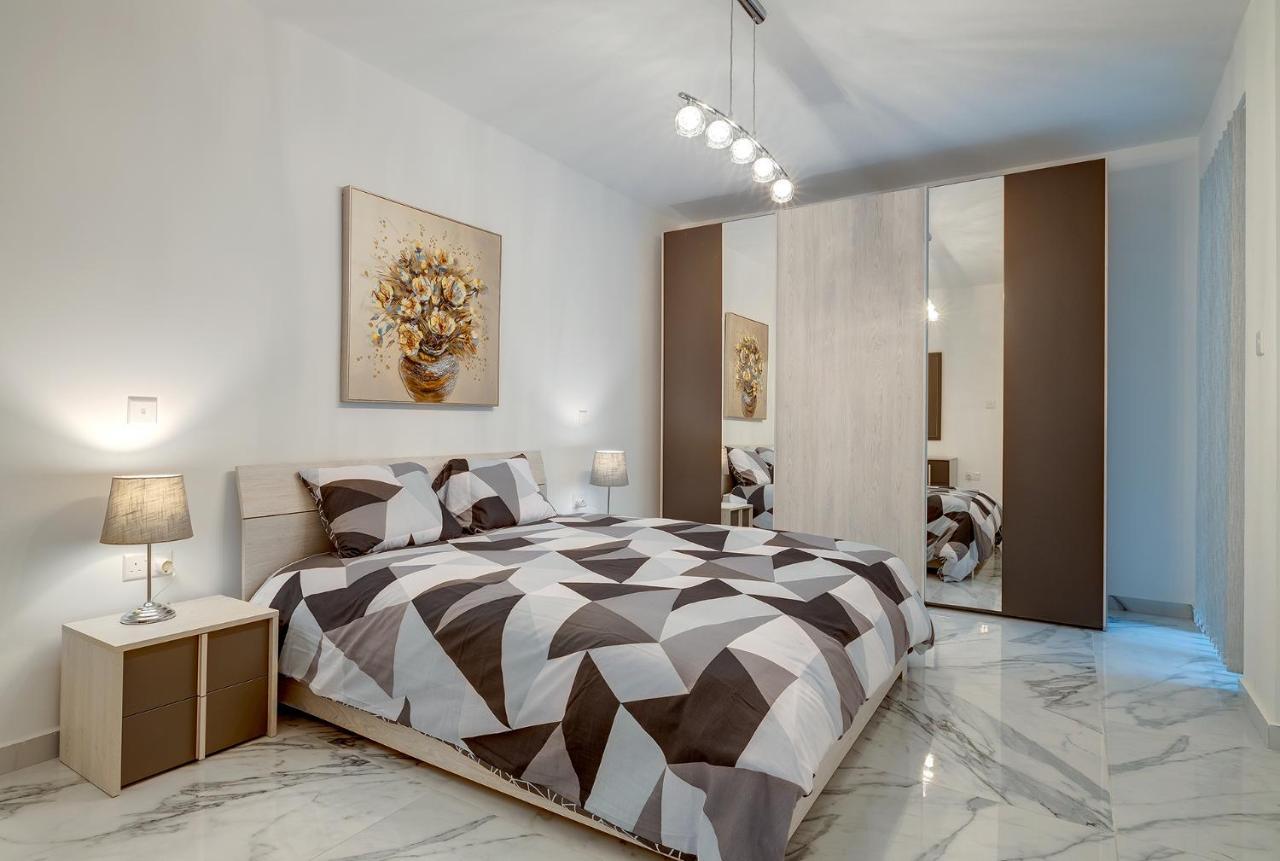 Cosy Apartment Steps To St George'S Bay سانت جوليان المظهر الخارجي الصورة