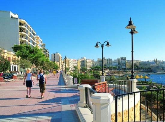 Cosy Apartment Steps To St George'S Bay سانت جوليان المظهر الخارجي الصورة