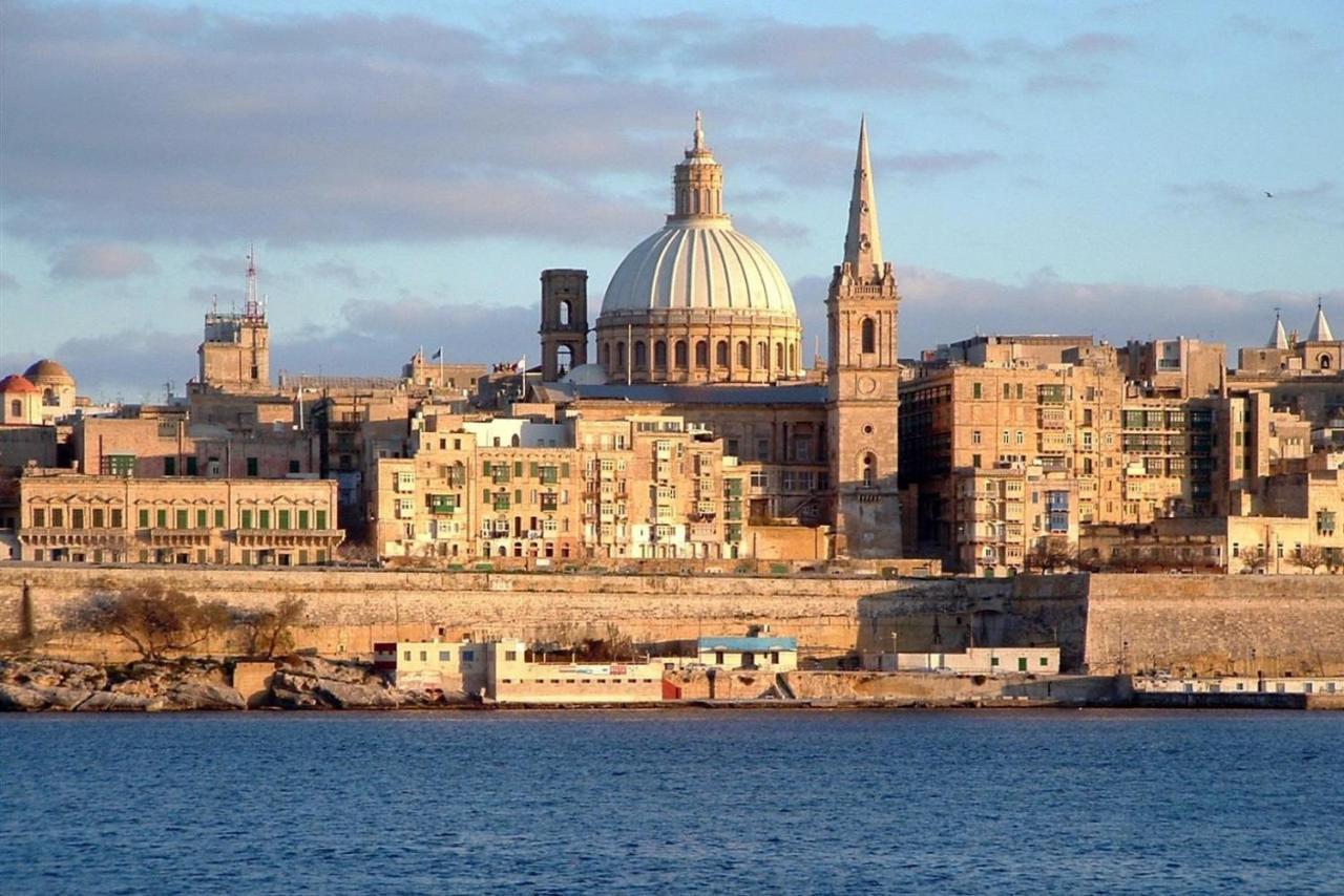 Cosy Apartment Steps To St George'S Bay سانت جوليان المظهر الخارجي الصورة