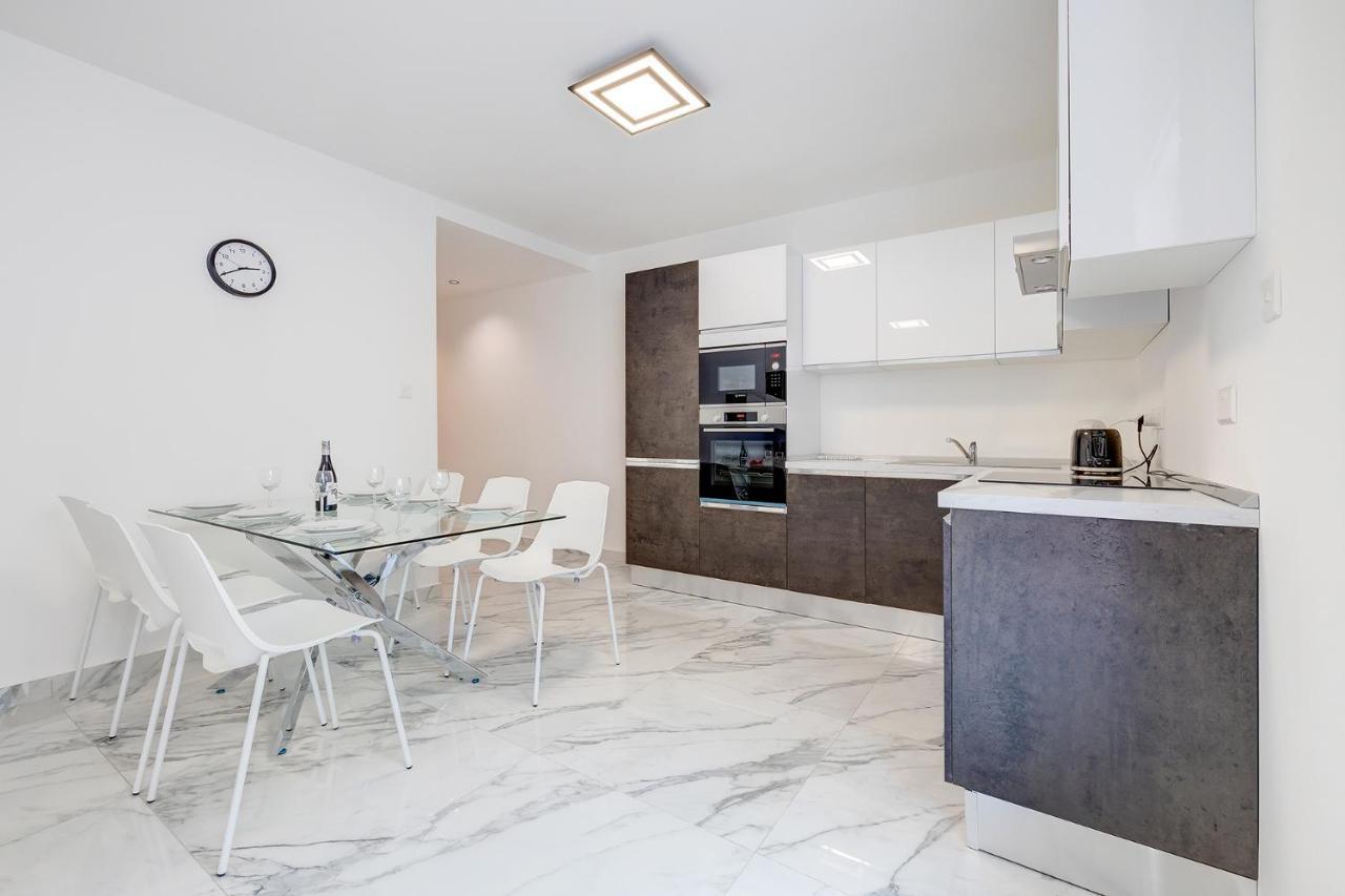 Cosy Apartment Steps To St George'S Bay سانت جوليان المظهر الخارجي الصورة