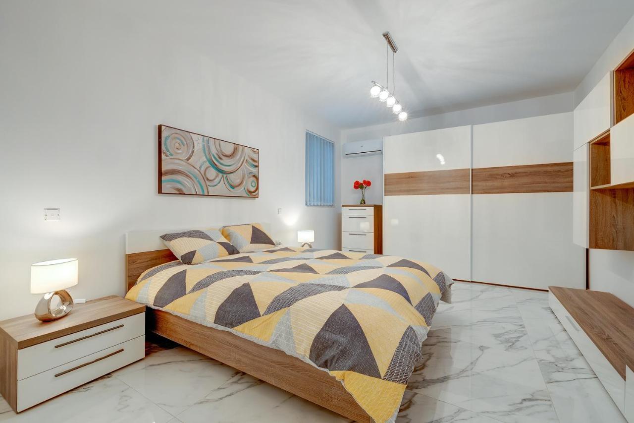 Cosy Apartment Steps To St George'S Bay سانت جوليان المظهر الخارجي الصورة