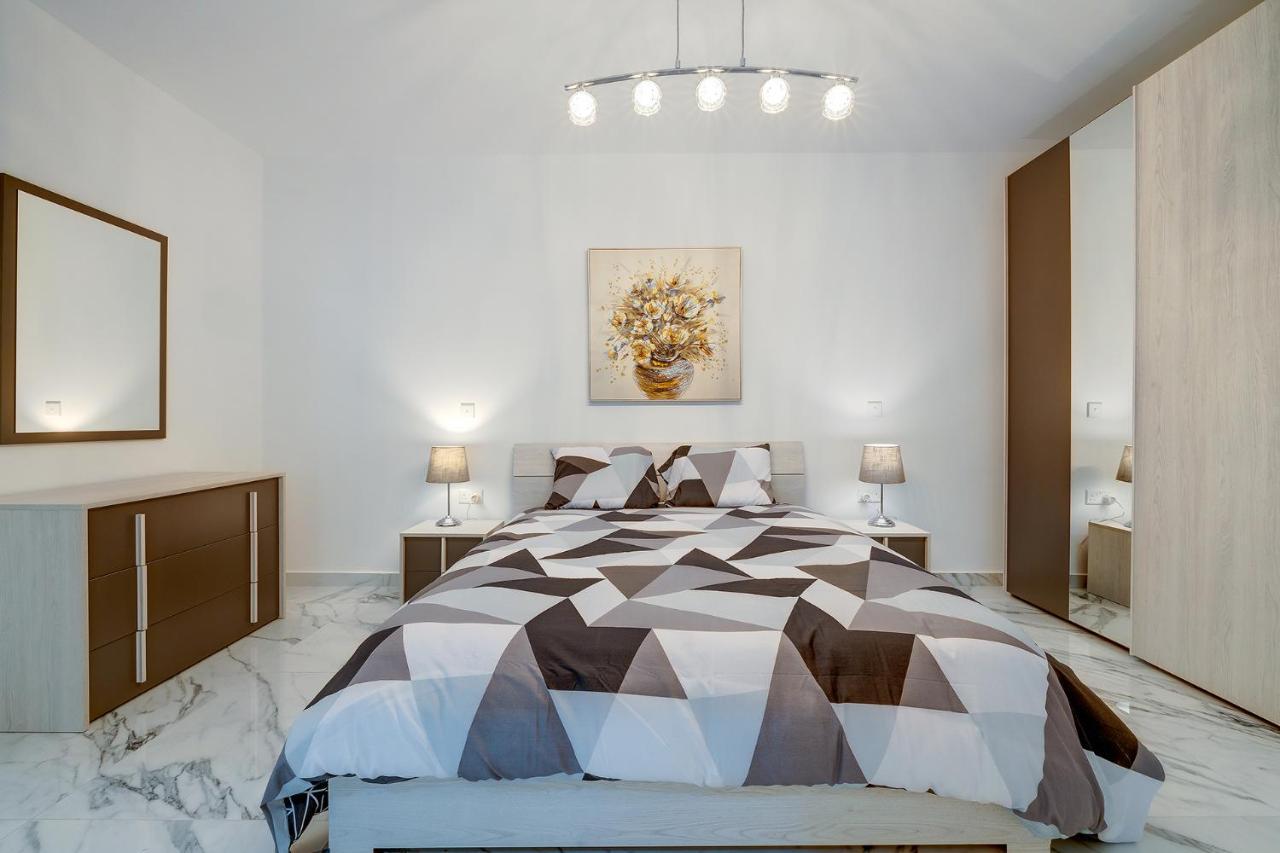 Cosy Apartment Steps To St George'S Bay سانت جوليان المظهر الخارجي الصورة