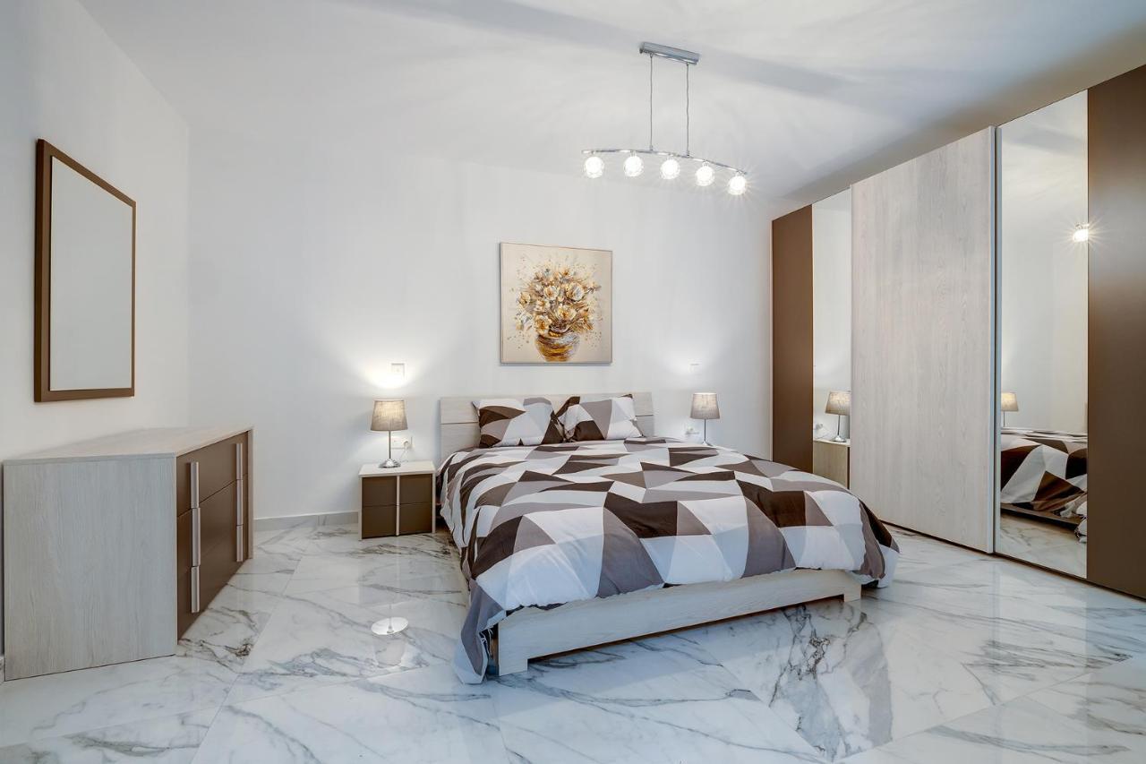 Cosy Apartment Steps To St George'S Bay سانت جوليان المظهر الخارجي الصورة