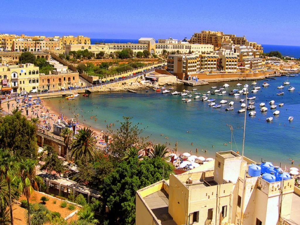 Cosy Apartment Steps To St George'S Bay سانت جوليان المظهر الخارجي الصورة