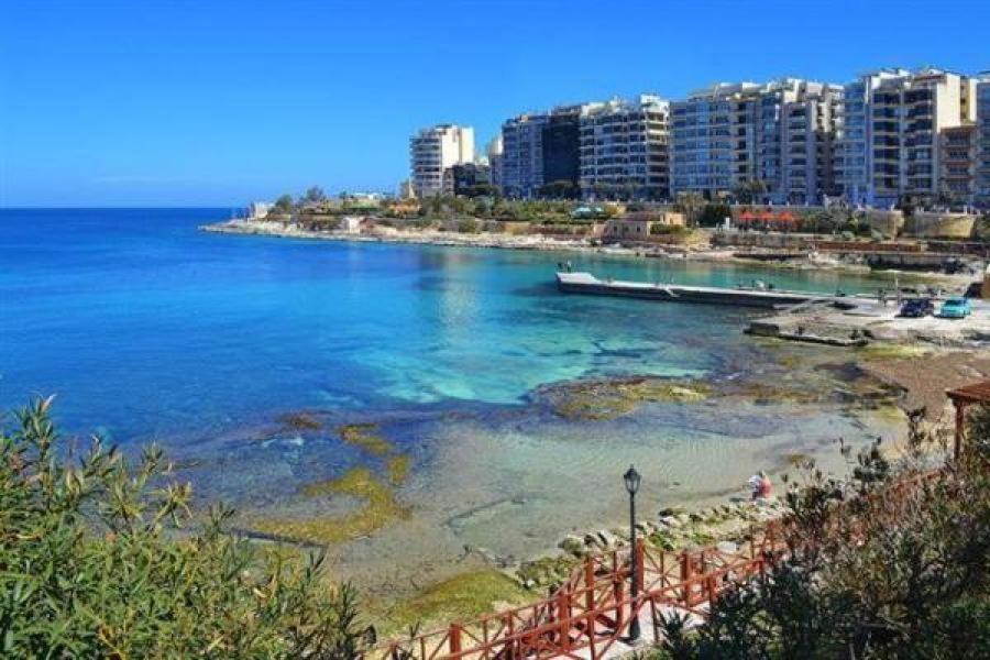 Cosy Apartment Steps To St George'S Bay سانت جوليان المظهر الخارجي الصورة