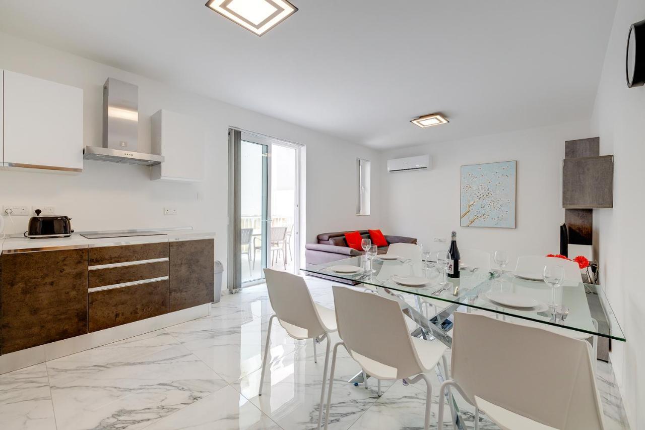 Cosy Apartment Steps To St George'S Bay سانت جوليان المظهر الخارجي الصورة