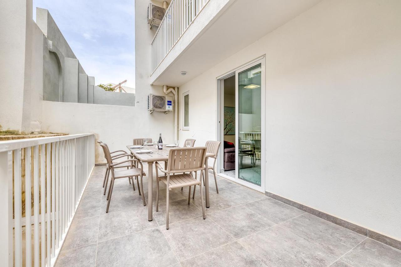 Cosy Apartment Steps To St George'S Bay سانت جوليان المظهر الخارجي الصورة