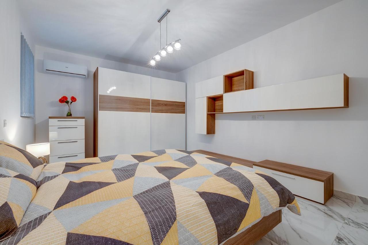 Cosy Apartment Steps To St George'S Bay سانت جوليان المظهر الخارجي الصورة