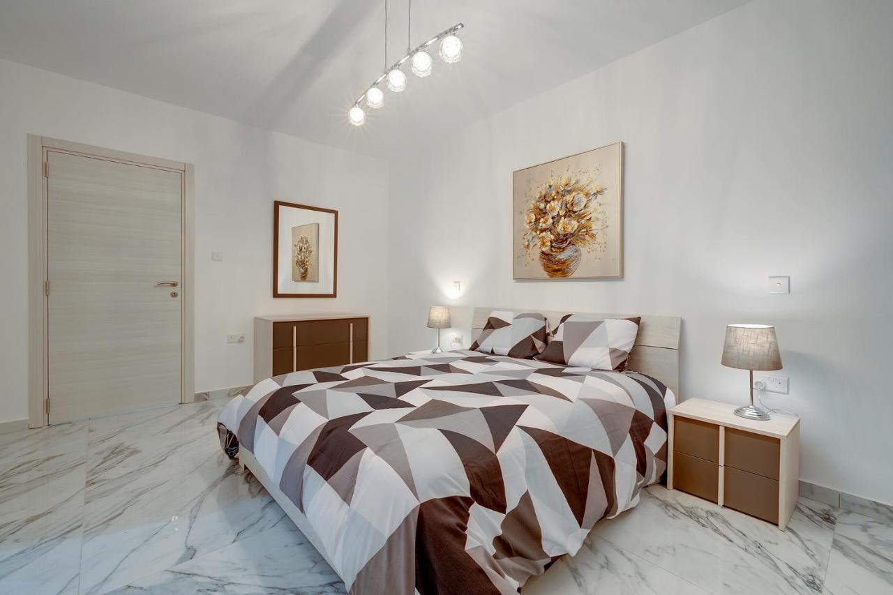 Cosy Apartment Steps To St George'S Bay سانت جوليان المظهر الخارجي الصورة